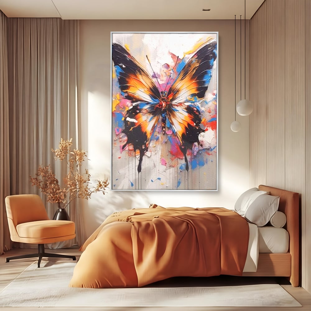 Tablou canvas cu tablou vertical cu fluture pictat, in rama de aluminiu argintiu, pe perete intr-un dormitor